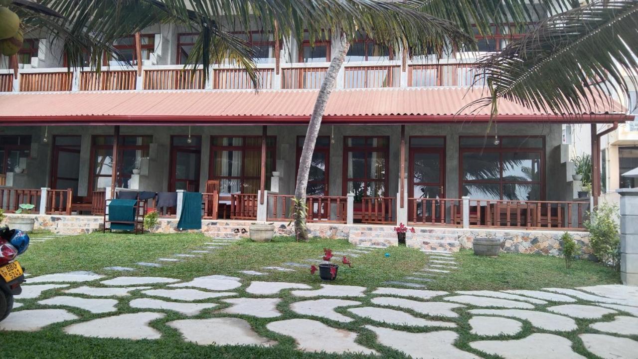 Relax Beach Resort Weligama Ngoại thất bức ảnh